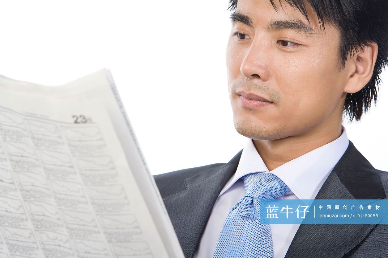 看报纸的商务男士