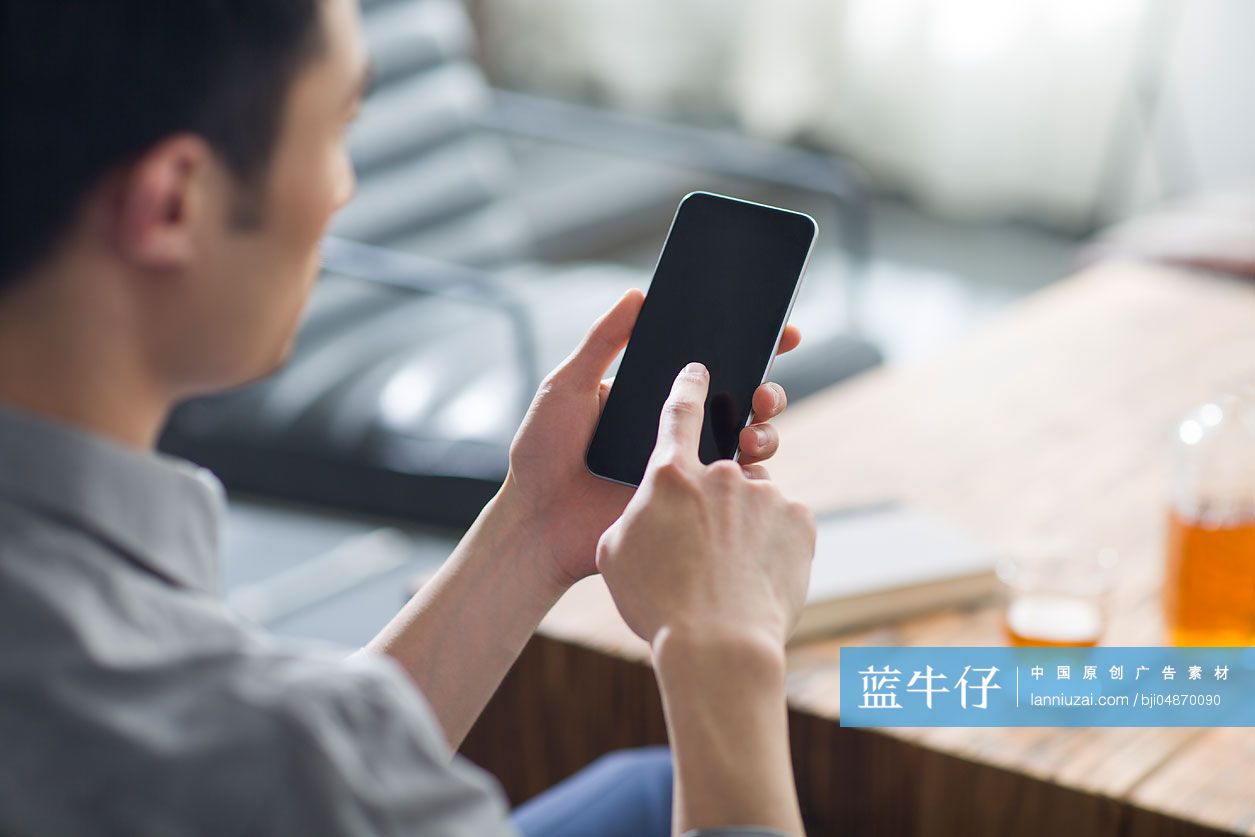 年轻商务男子使用手机