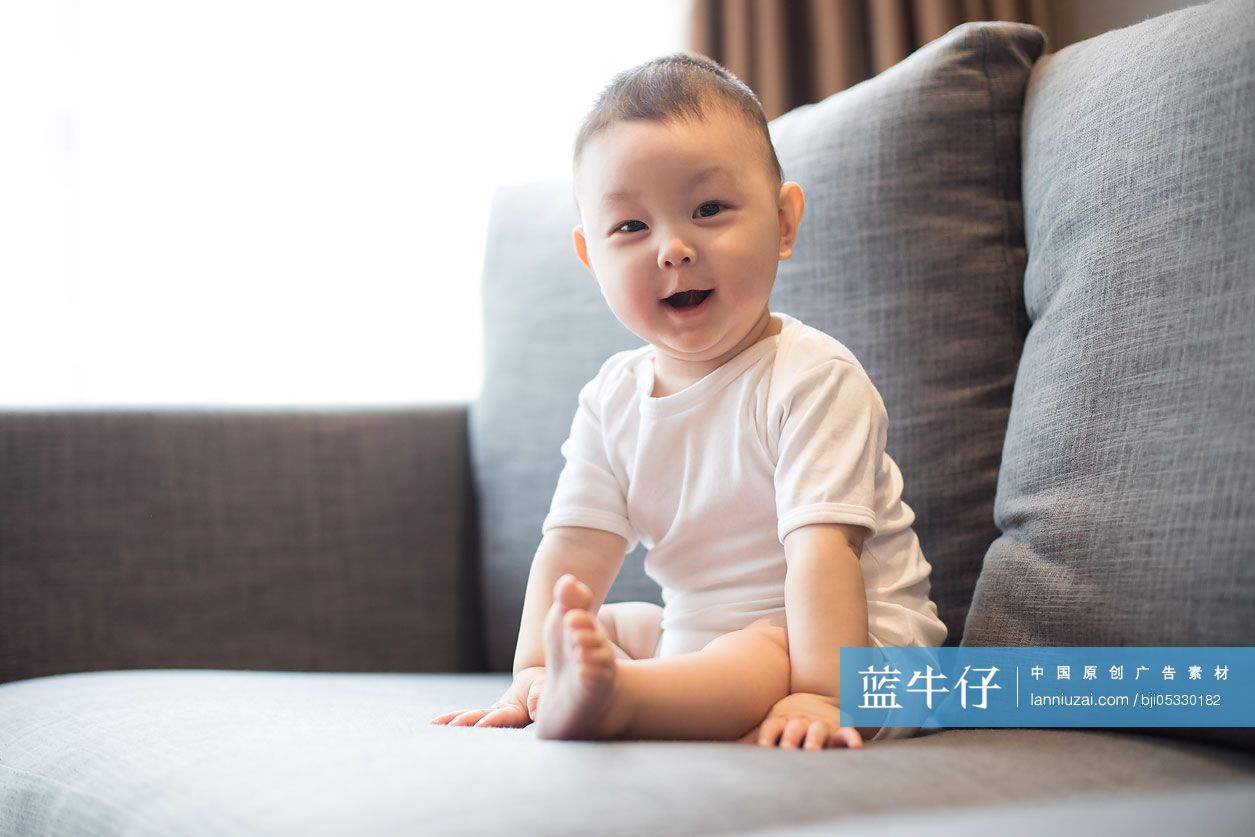 可爱的宝宝坐在沙发上