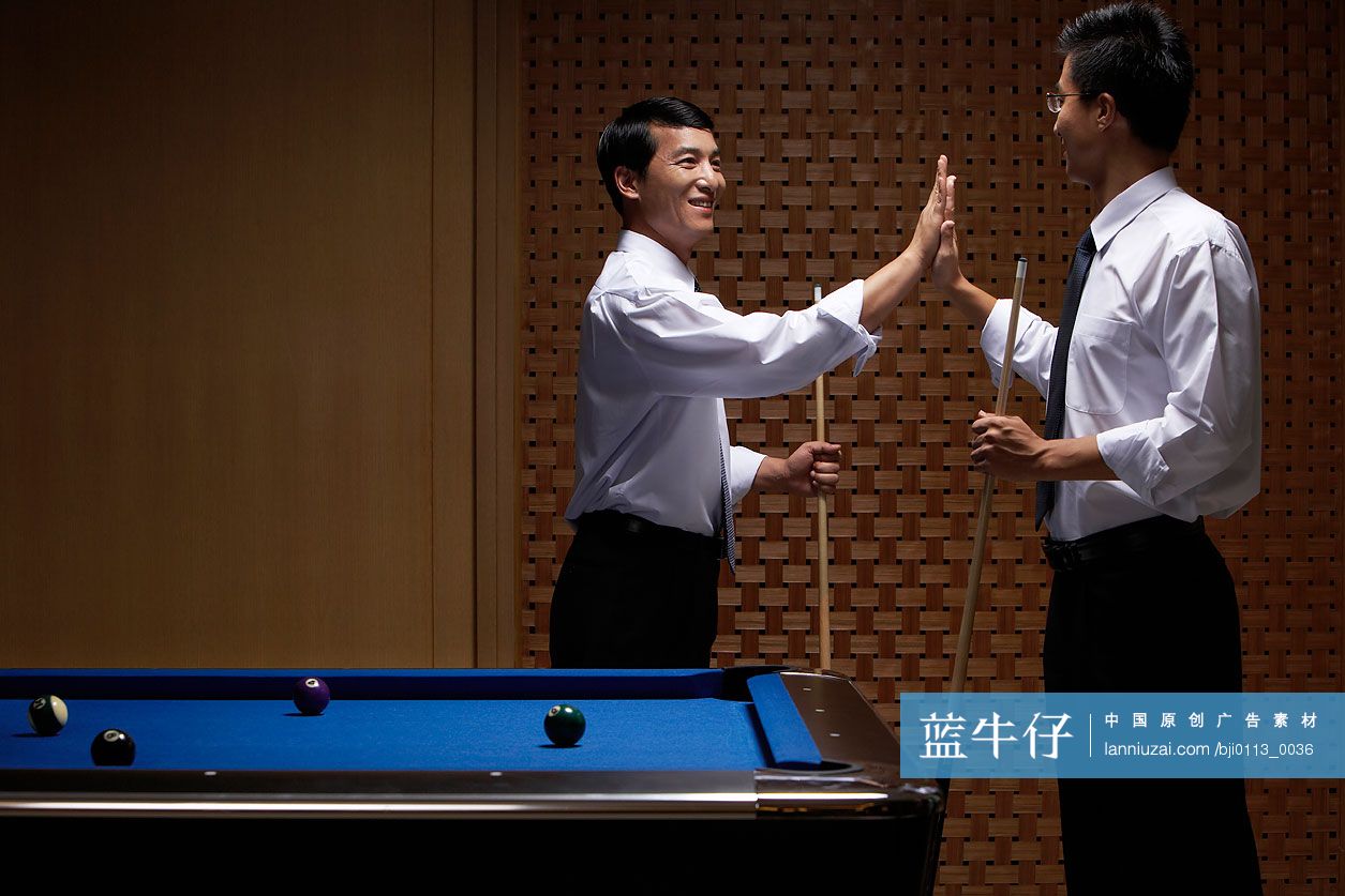 商务人士打桌球