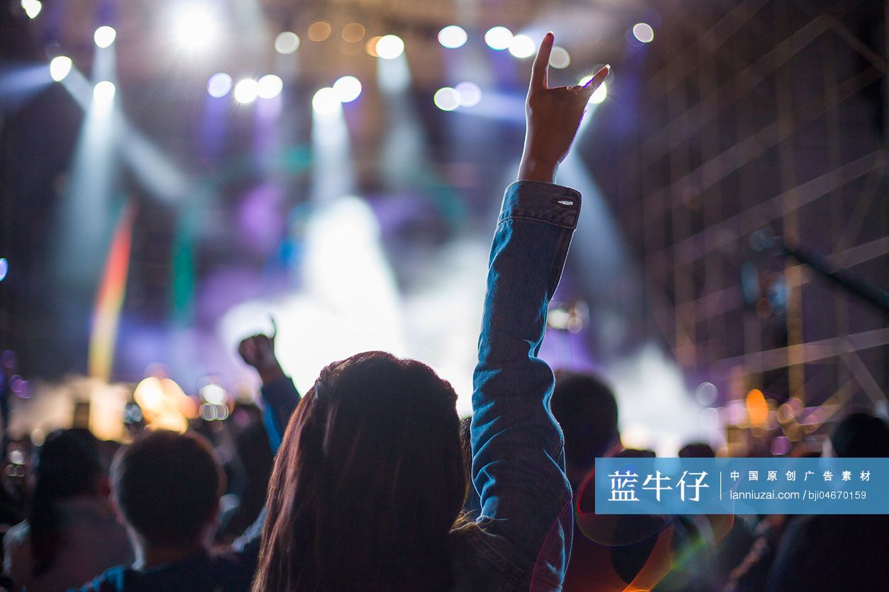 快乐的年轻女子参加音乐节