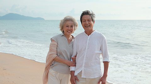 快乐老年夫妇在沙滩