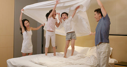 年轻家庭在卧室玩耍
