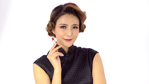 Young Chinese woman in cheongsam applying lipstick,4K