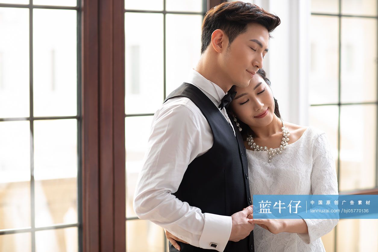 恩爱的年轻夫妇