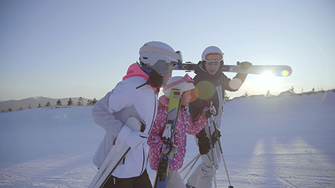 年轻家庭在滑雪场玩