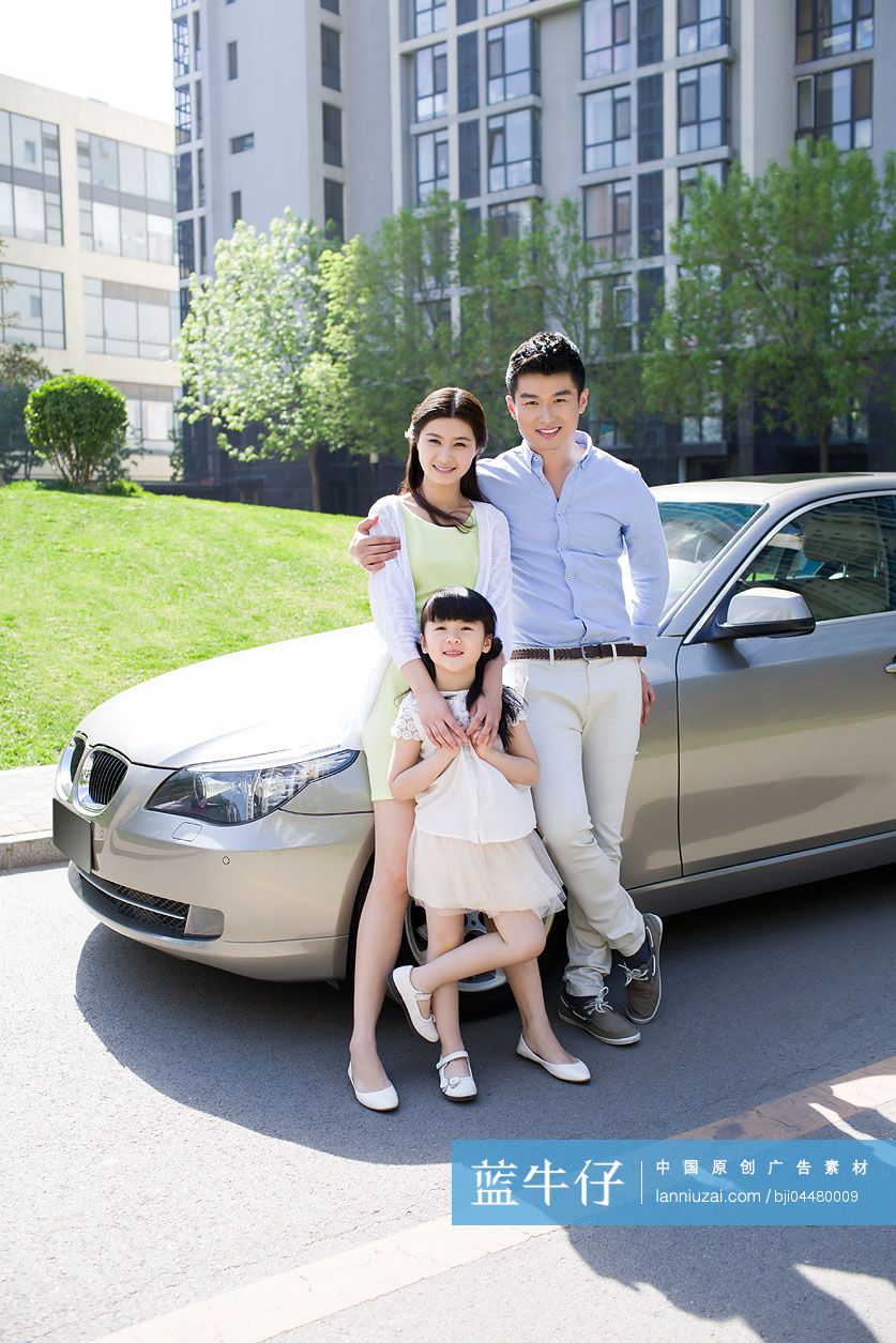 快乐的三口之家和汽车