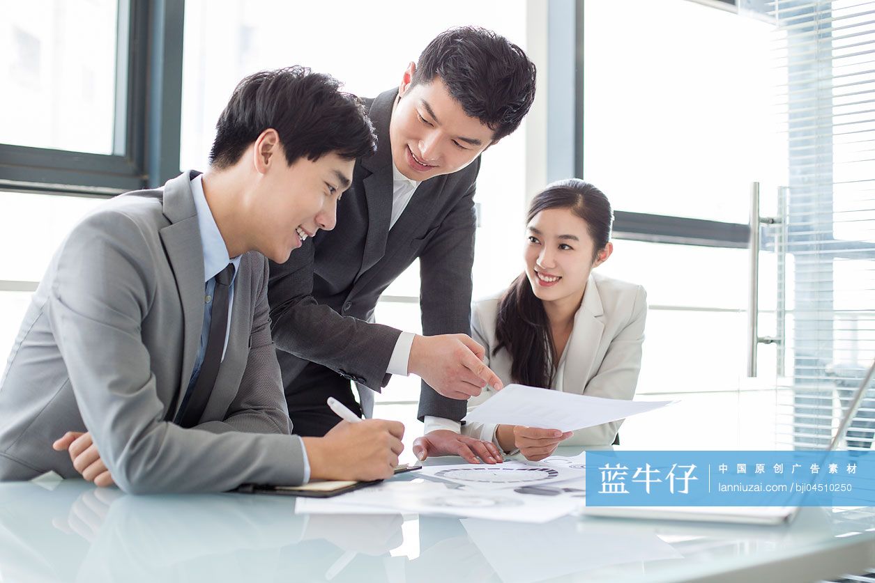 年轻商务人士开会讨论