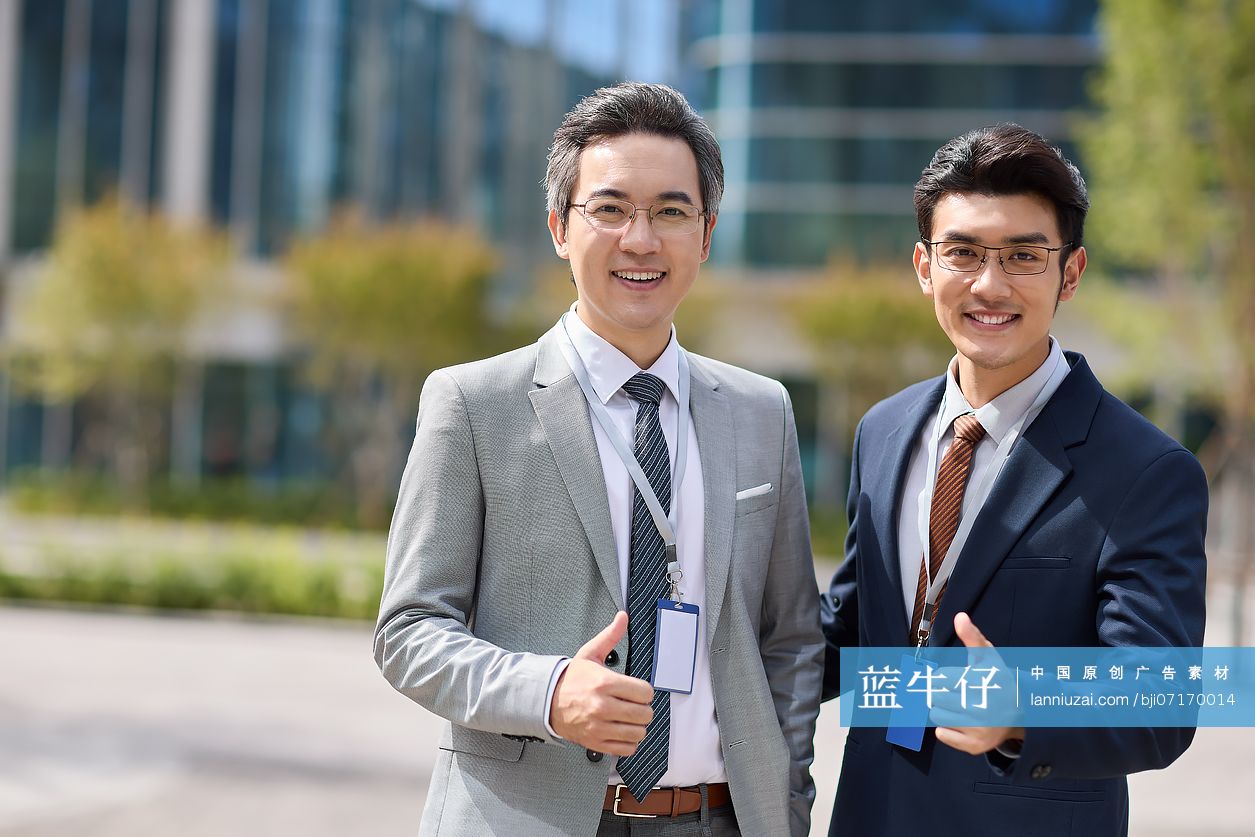 两位商务男士竖起大拇指