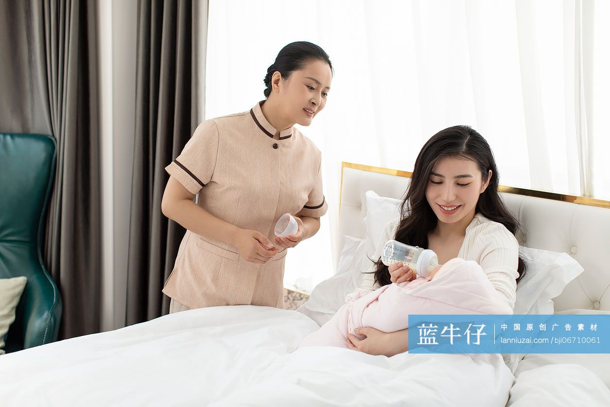 月嫂照顾产妇和宝宝