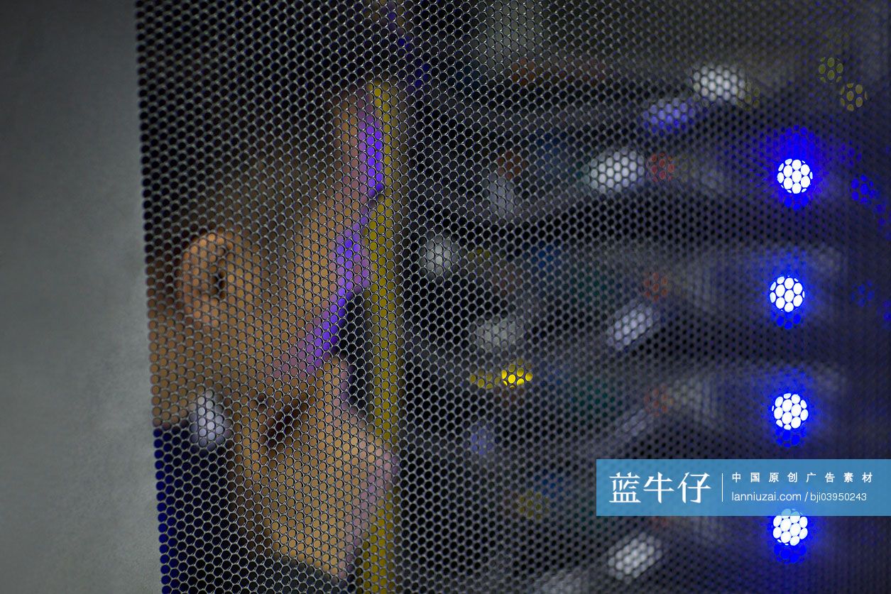 技术员在机房检查维修