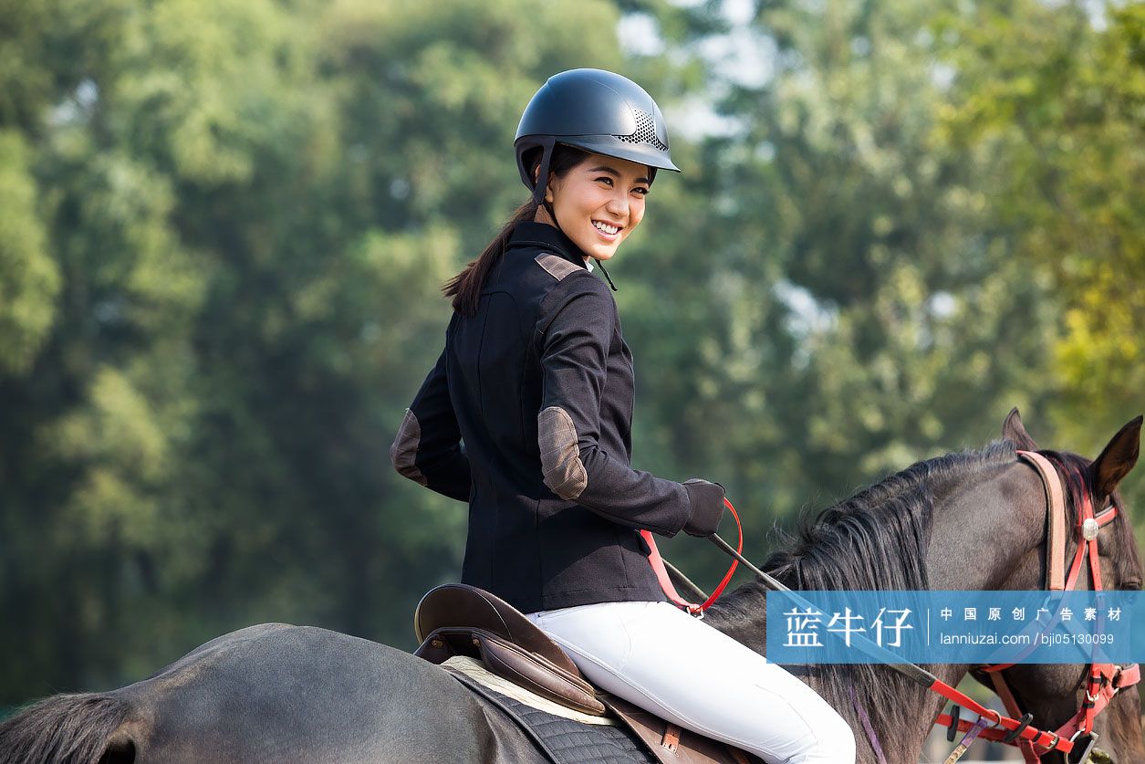 快乐的年轻女子骑马