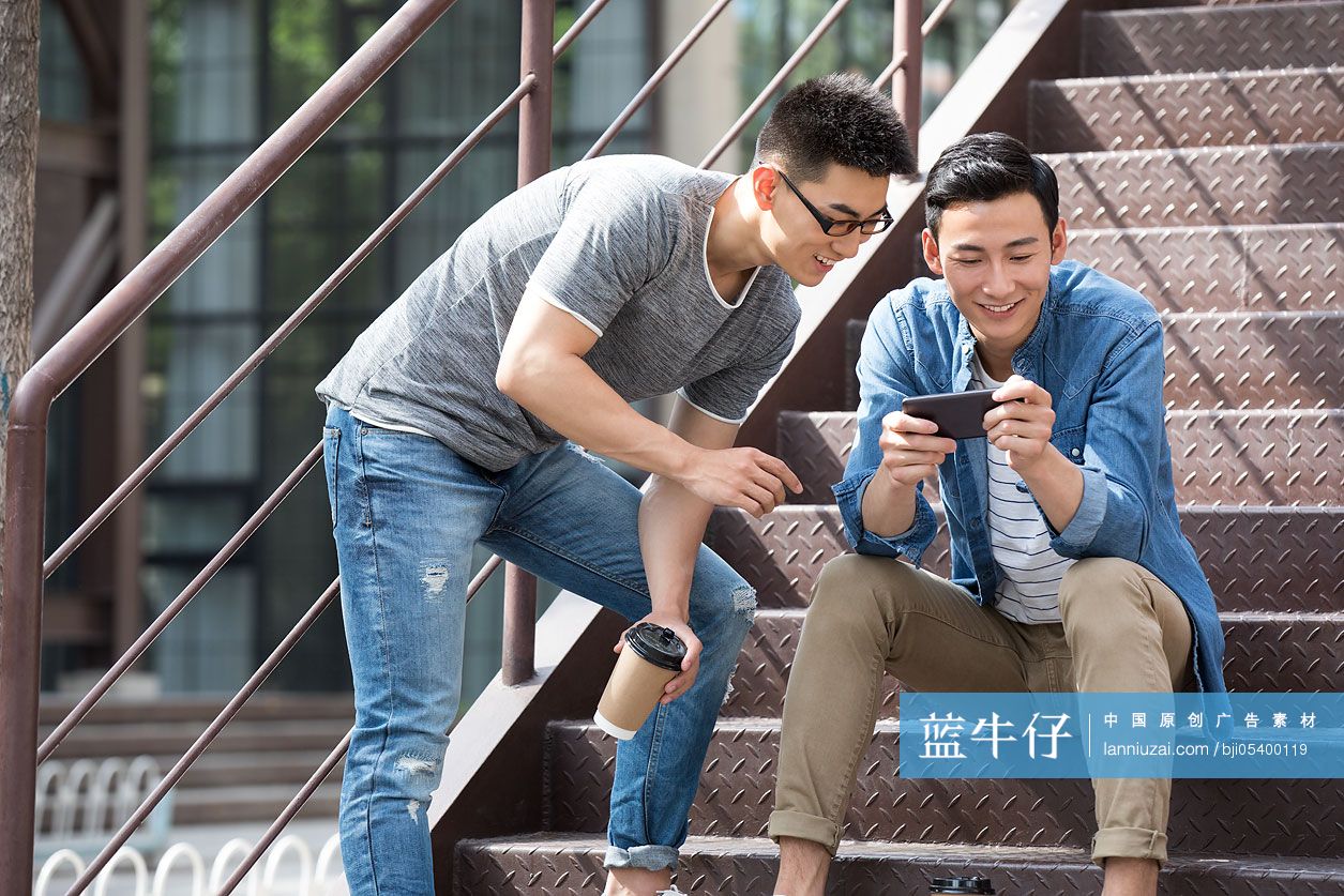 年轻男子户外聊天