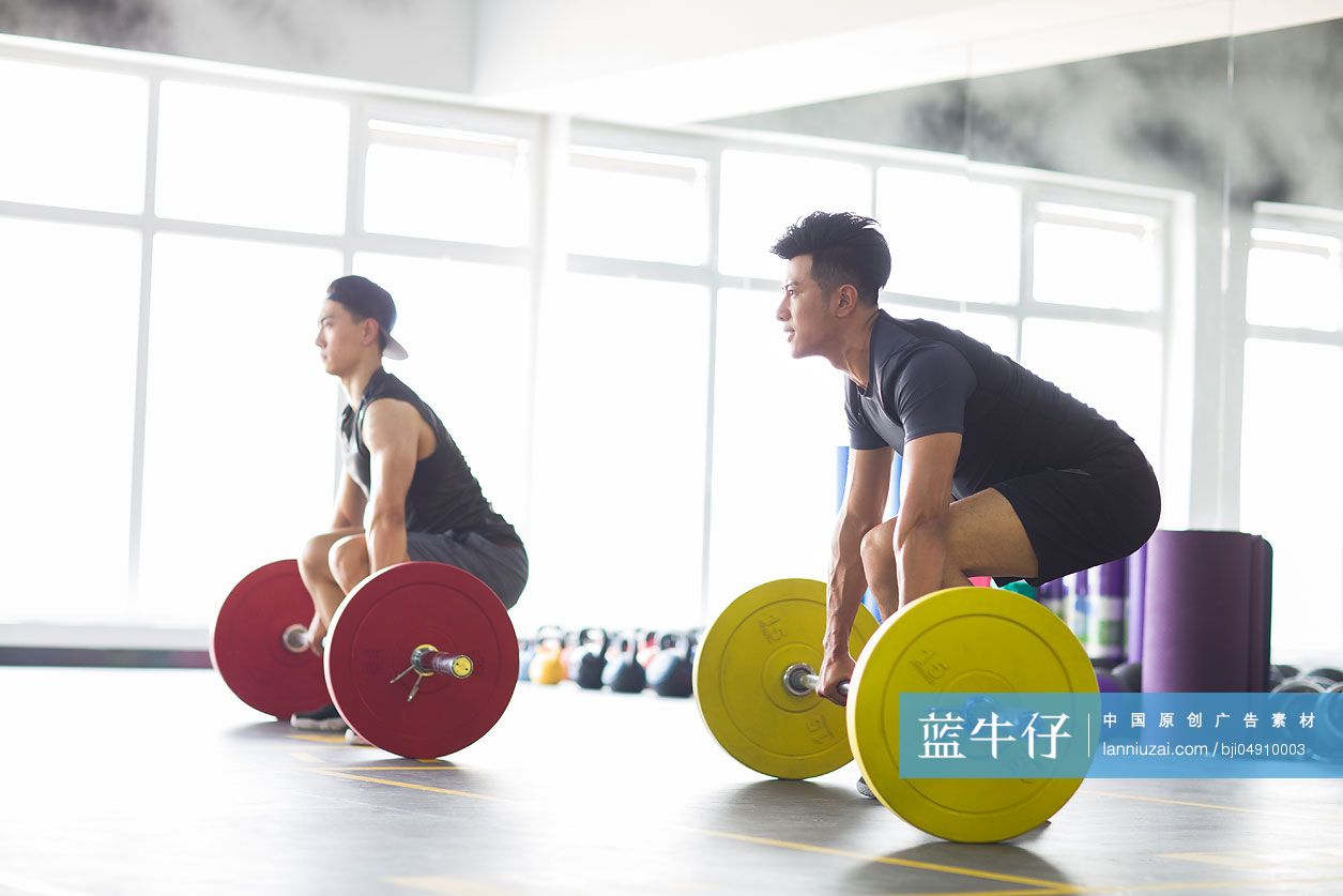年轻男子在健身房健身