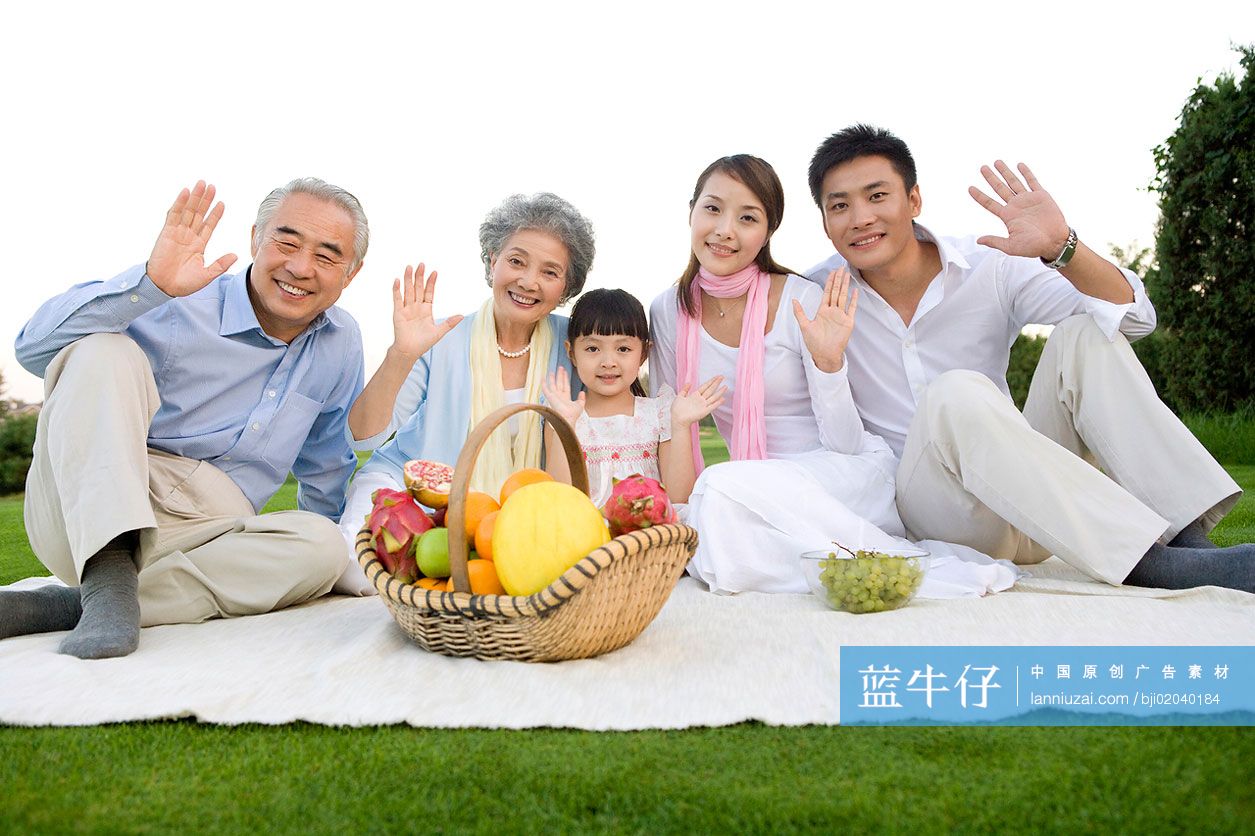 全家人在草地上野餐
