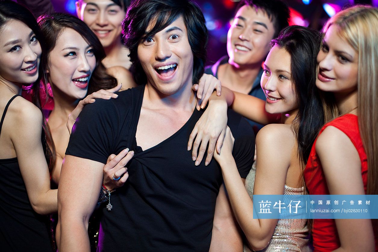 时尚青年男子在酒吧被美女包围-蓝牛仔影像-中国原创广告影像素材