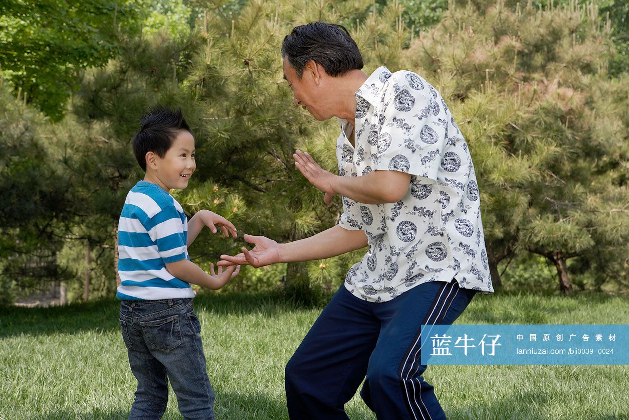 老人和男孩在公园锻炼身体