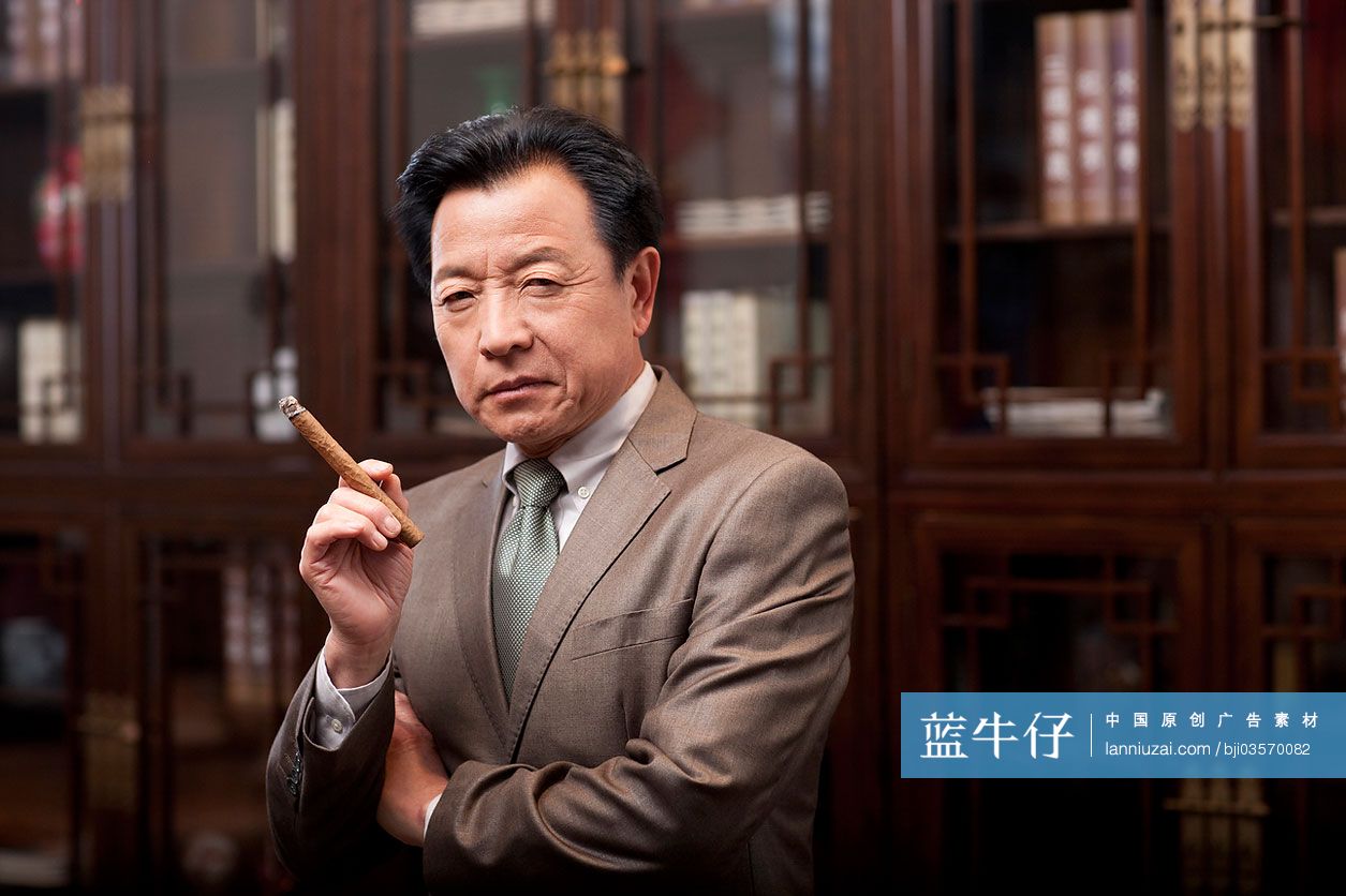 成功的商务男士抽雪茄