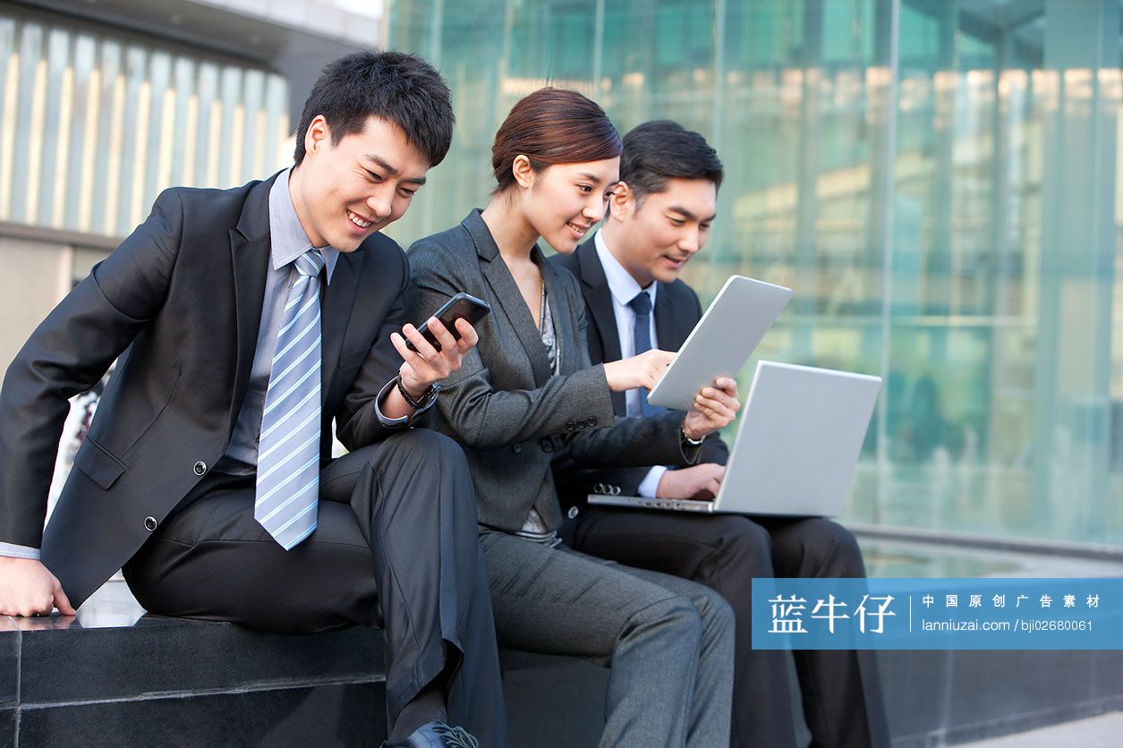 商务人士用手机、笔记本和平板电脑