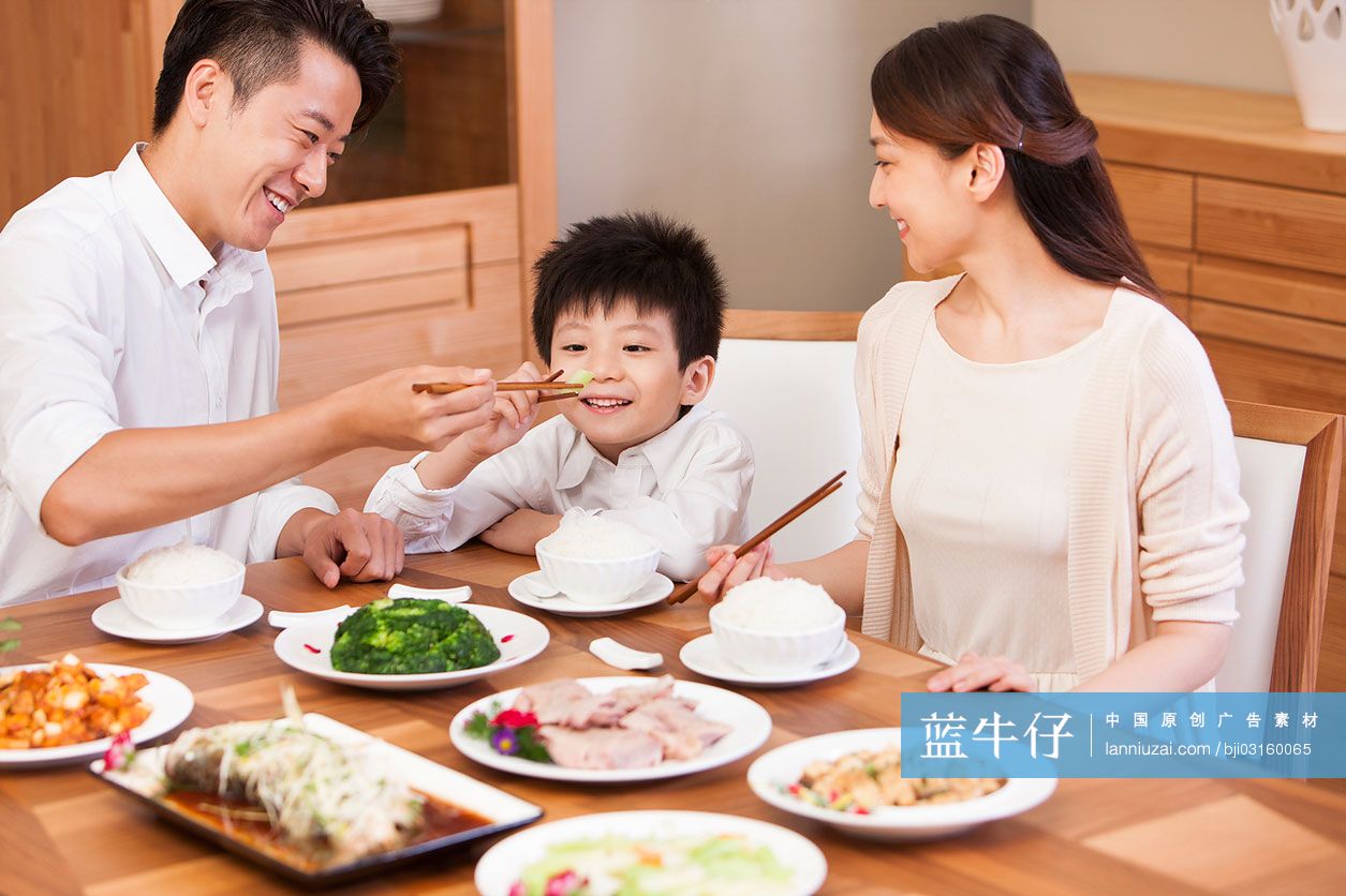 一家三口快乐用餐