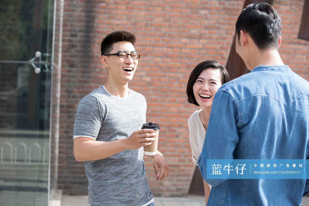 年轻朋友户外聊天