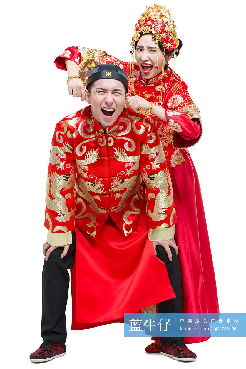 穿中式古装结婚礼服的新娘和新郎