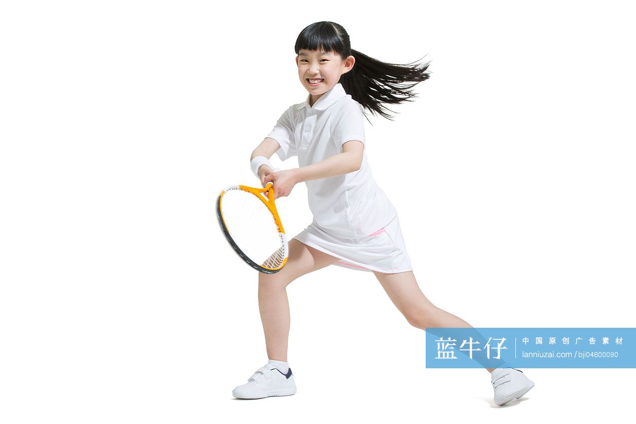 可爱的小女孩打网球