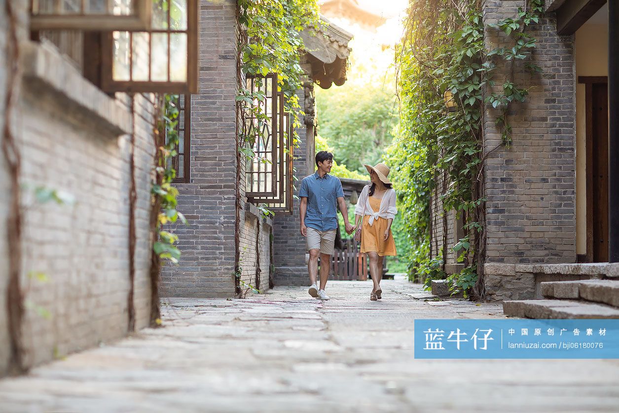 快乐年轻情侣在巷子里走路-蓝牛仔影像-中国原创广告影像素材