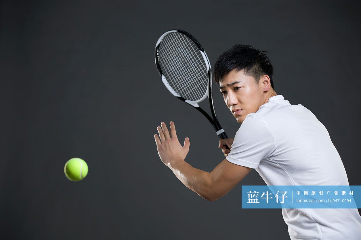 年轻男子打网球