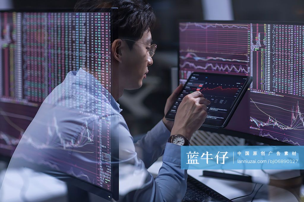 金融分析师在公司加班