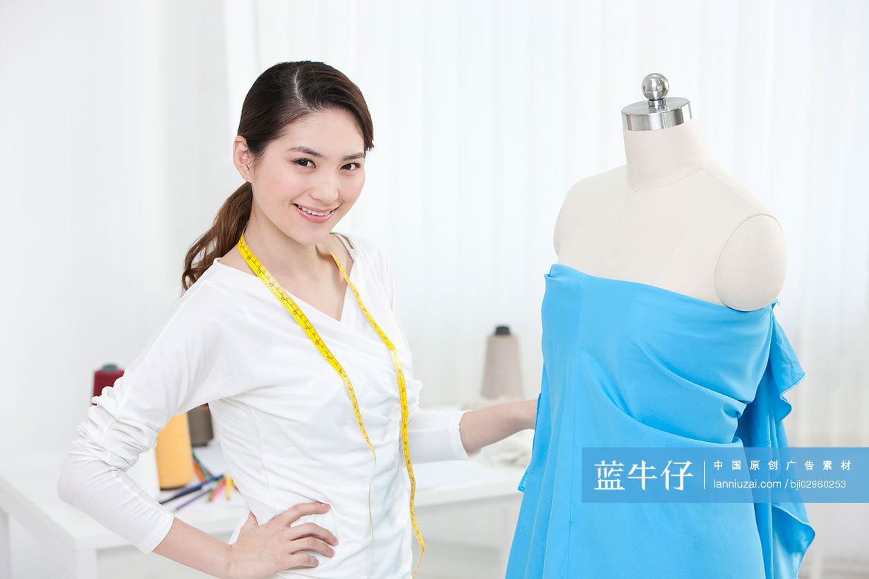 工作中的时装设计师