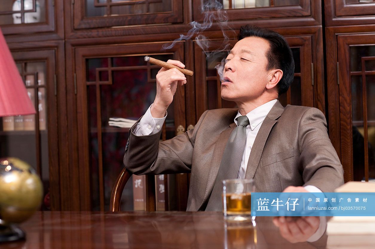 成功的商务男士抽雪茄