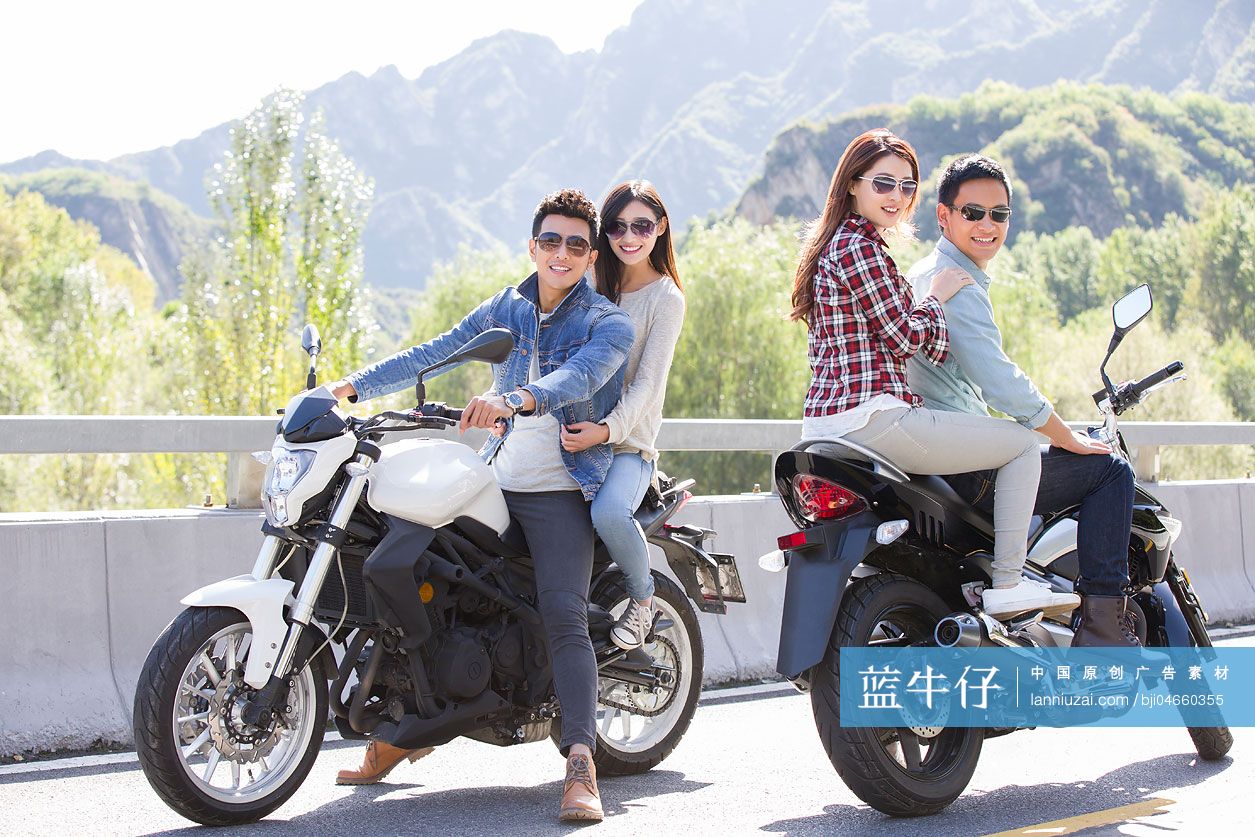 年轻人骑摩托车兜风