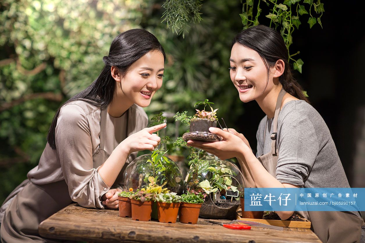 年轻女子在花店里工作