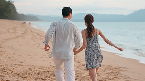 快乐的年轻情侣在海边约会