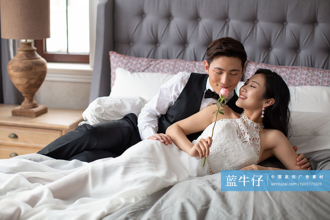 年轻夫妇在卧室共享甜蜜时光-蓝牛仔影像-中国原创广告影像素材