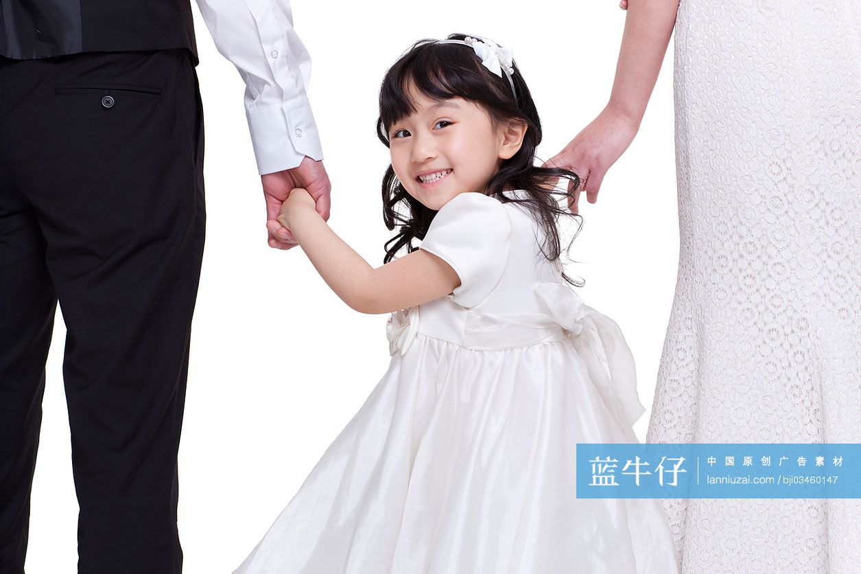 快乐小女孩牵着父母的手