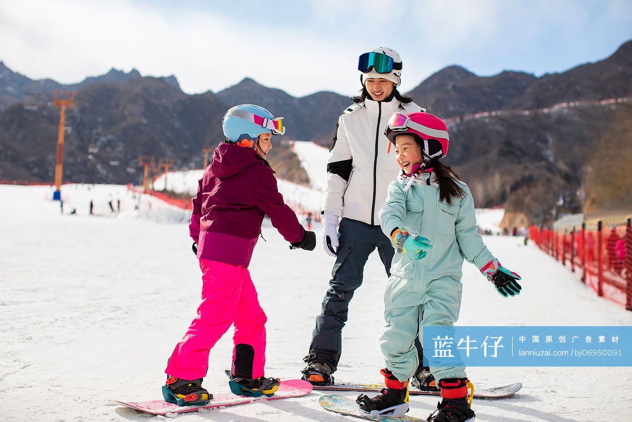 孩子们跟着教练在户外学滑雪