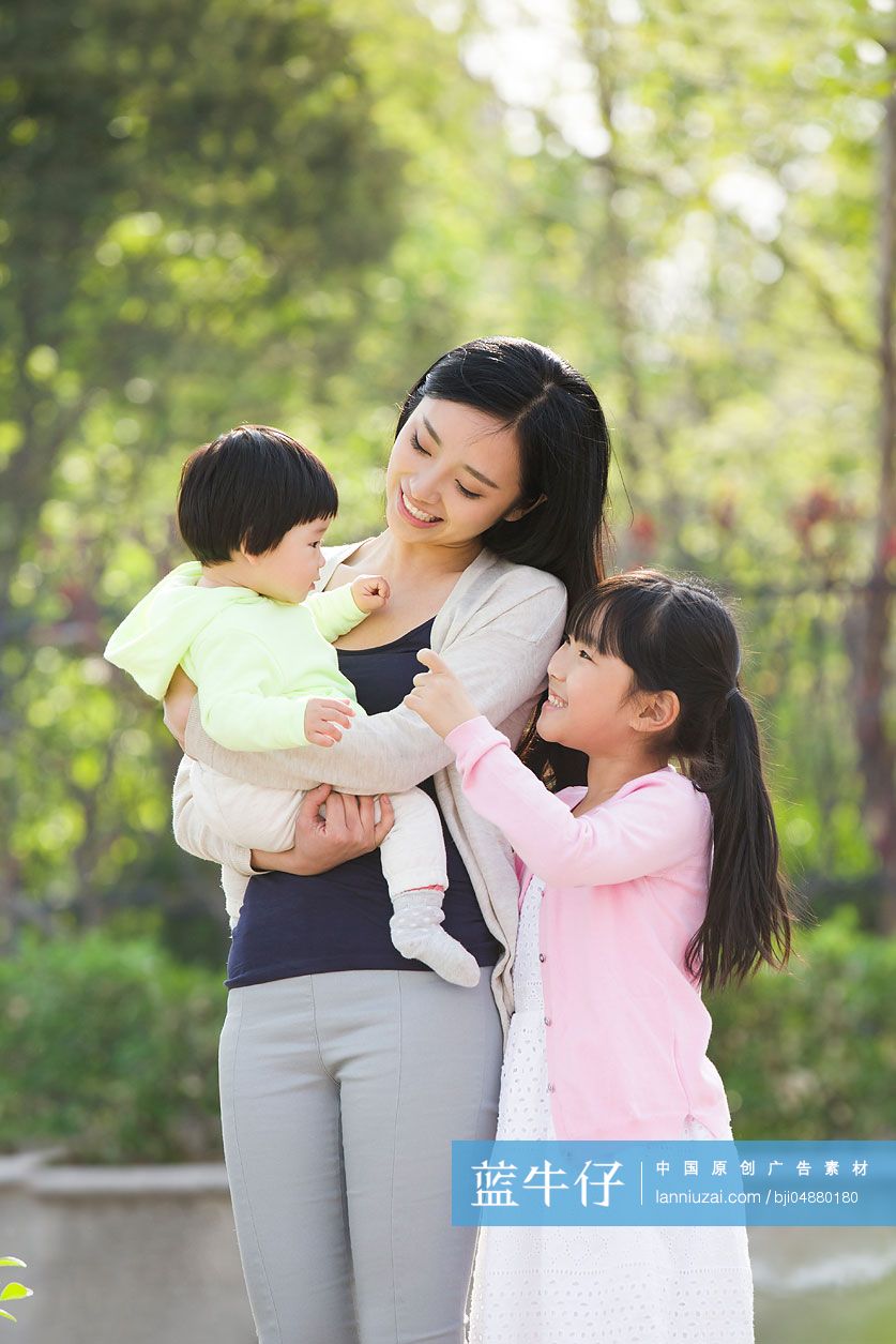年轻妈妈和两个女儿