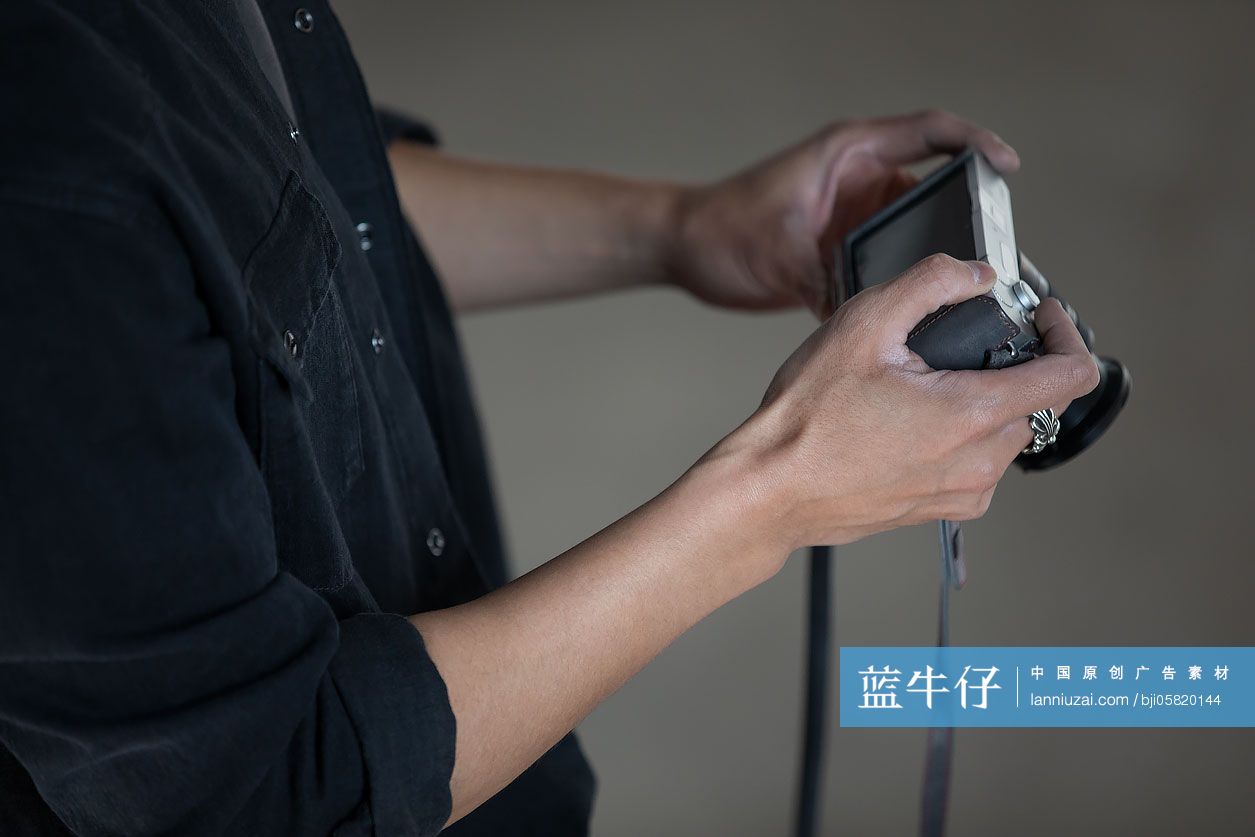 摄影师使用相机