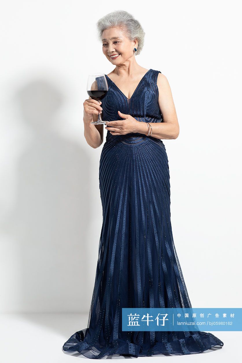 老年女士拿着一杯红酒