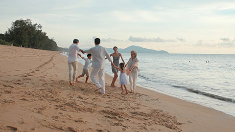 快乐家庭在沙滩奔跑