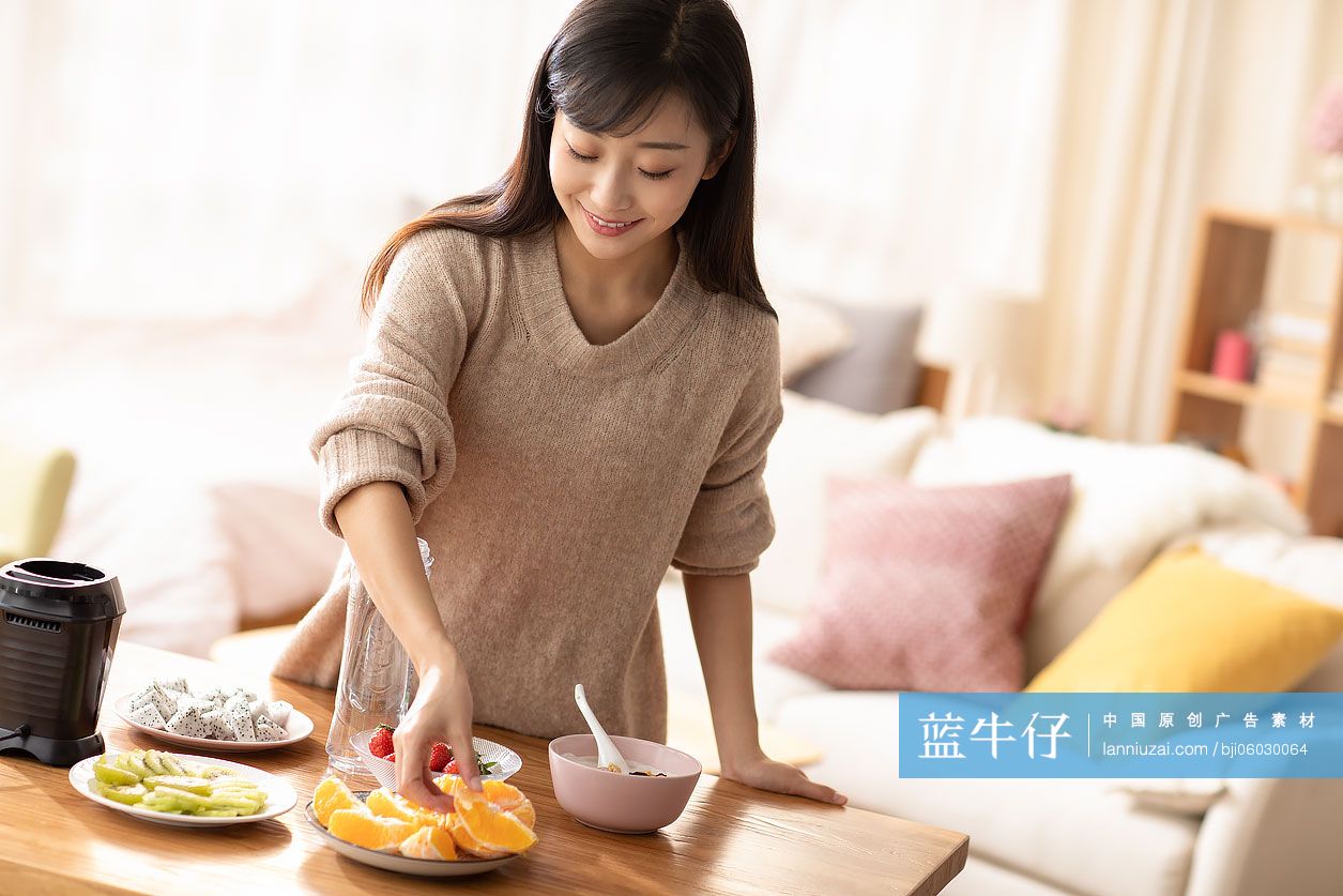 年轻女士在家榨果汁