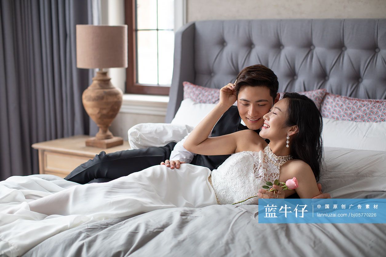 年轻夫妇在卧室共享甜蜜时光-蓝牛仔影像-中国原创广告影像素材