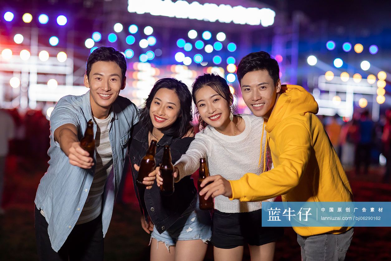 快乐的年轻朋友参加音乐节