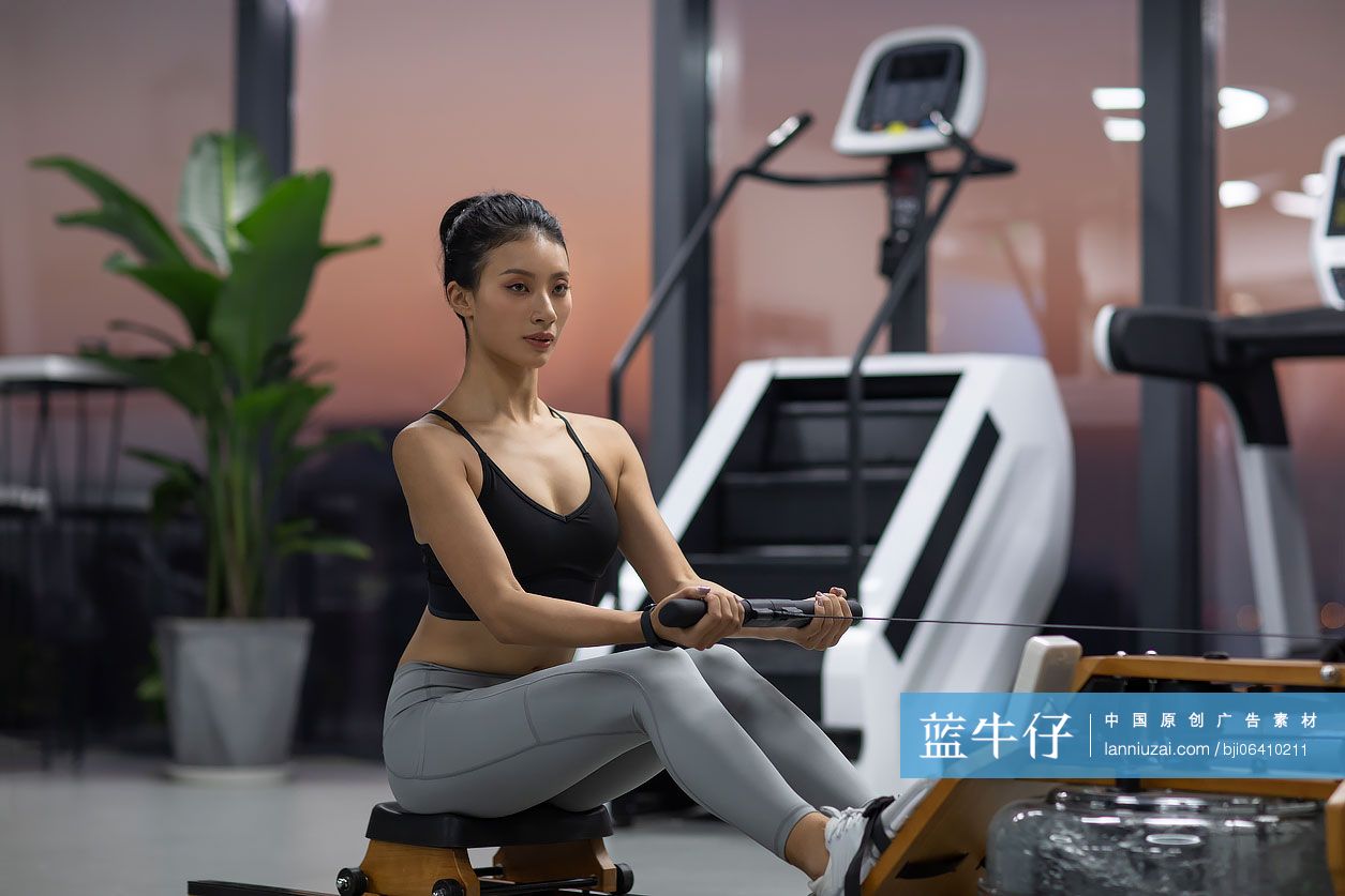 年轻女士在健身房健身