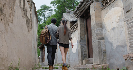 年轻情侣在户外徒步旅行
