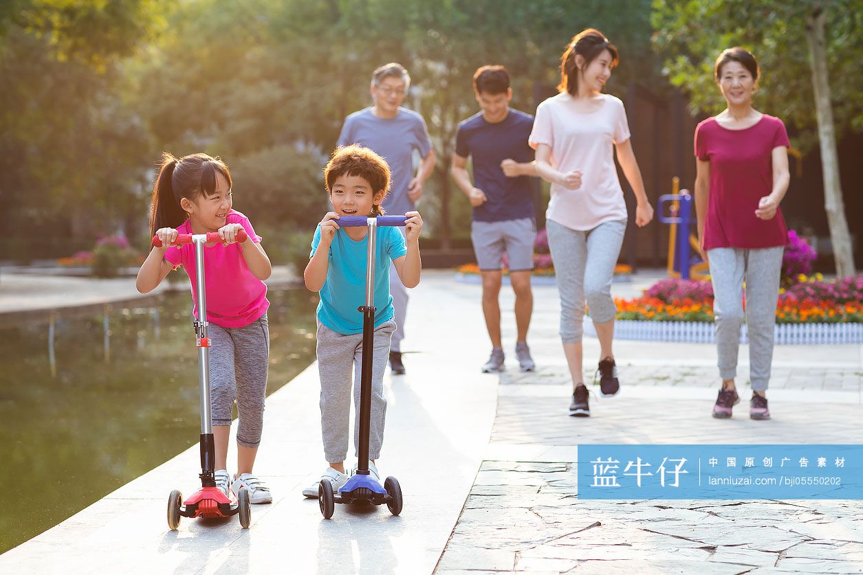 开心的一家人在公园活动放松