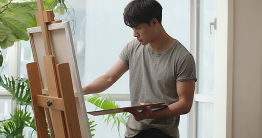 年轻男子在家画画