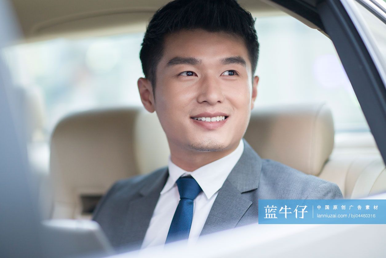商务男士坐在汽车后座